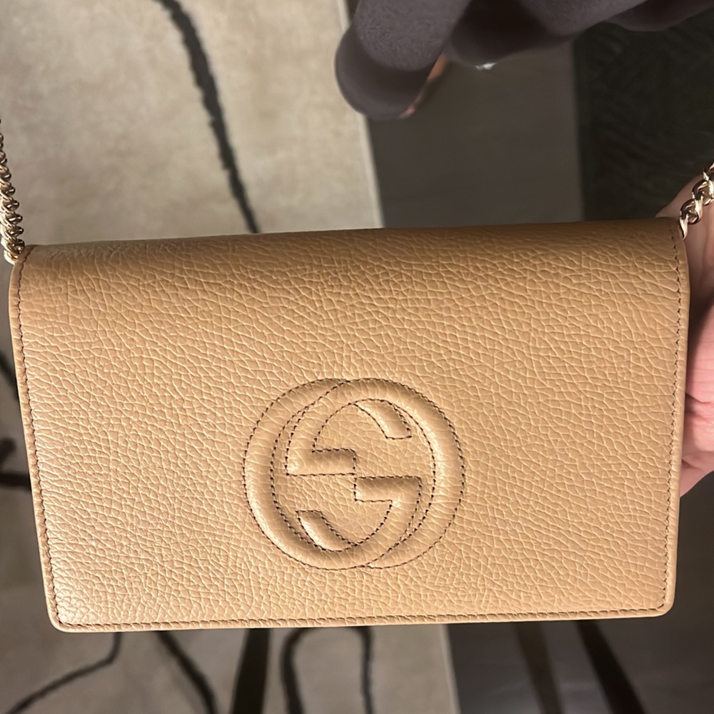 Authentic Nude/Beige Gucci Soho Wallet on Chain Leather Crossbody w/ gold chain